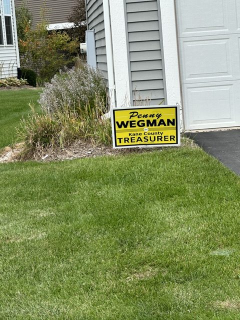 yard signs in carillon community in pingree grove 02